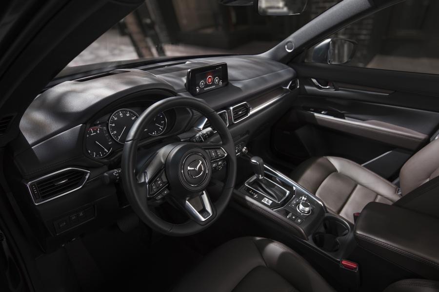 Торпедо Mazda CX-5 Signature 2018 года  (NA) (фото 2 из 40)